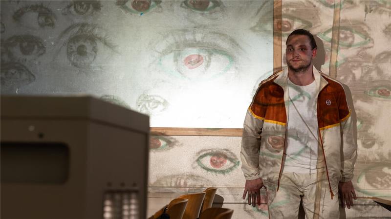 „Out – Gefangen im Netz“: Klassenzimmerstück an der Oberschule Ihre Bilder sind im Internet für alle sichtbar. Überall auf der Welt. Obwohl diese Bilder nie jemand sehen sollte. Ein Albtraum für die Schülerin Vicky, deren Geschichte Ole Riebesell in seiner Rolle als Dominik Stein, Vickys großer Bruder, erzählt.