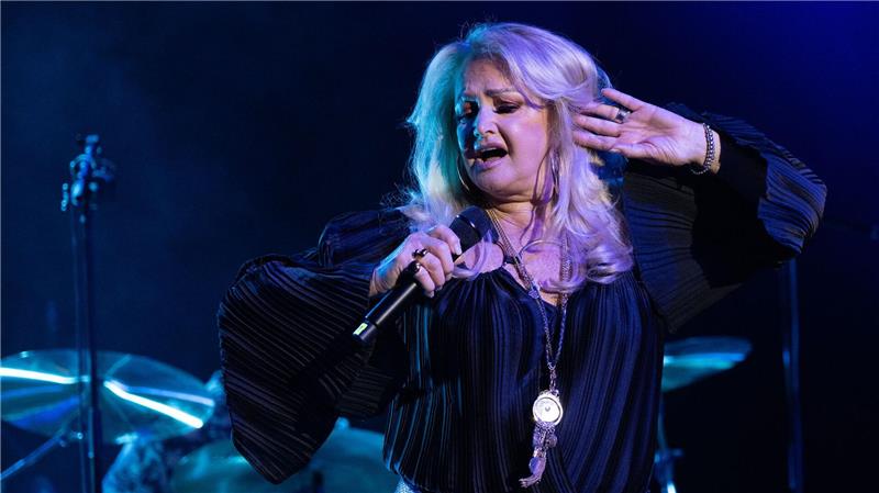 Ihre Fans hoffen, dass Bonnie Tyler bald wieder auf der Bühne steht. (Archivbild)
