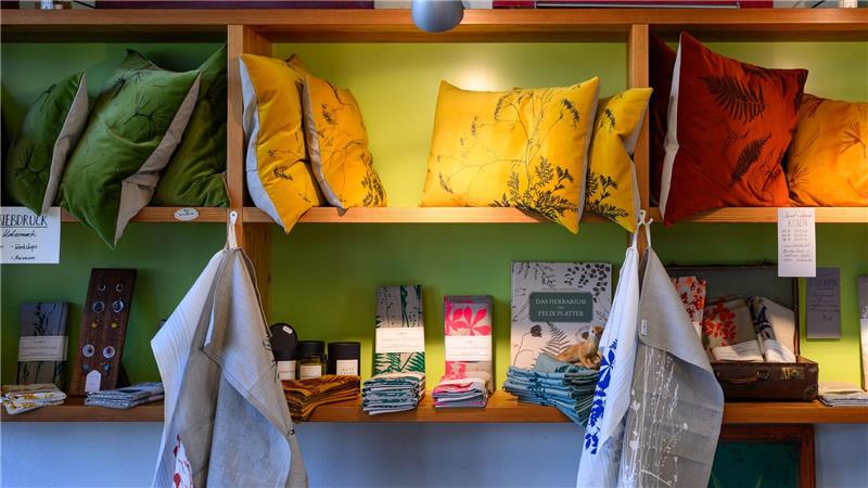 Botanik trifft Handwerk: Die neue Sehnsucht nach Naturkunst Ihre Produkte verkauft Susan Krieger auch in der Gläsernen Manufaktur.