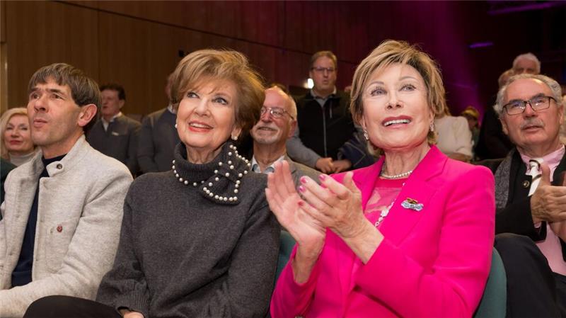 Ihre langjährige Freundin Carolin Reiber (links) bestätigte dem Bayerischen Rundfunk den Tod Kühnemanns. (Archivbild)