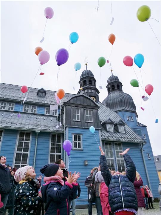 Ihre selbst gestalteten Postkarten lassen die Kinder per Luftballons gen Himmel steigen. Fotos (3): Potthast