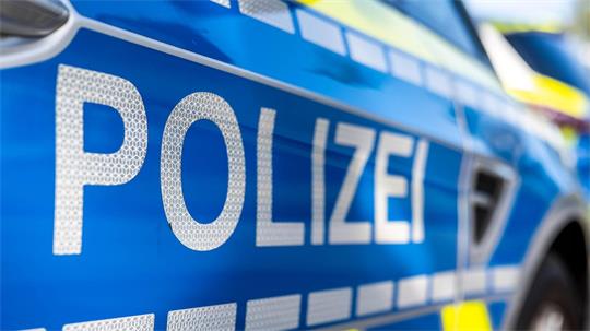 Ihre unsichere Fahrweise gab den Anlass zur Kontrolle: Die Polizei stellte bei einer Frau einen hohen Atemalkoholwert fest. (Symbolbild)