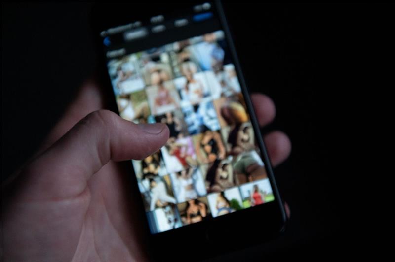 Mehr als ein Drittel der Minderjährigen hat Pornos gesehen Ihren ersten Porno hätten die meisten Befragten zwischen dem 12. und 14. Lebensjahr gesehen.