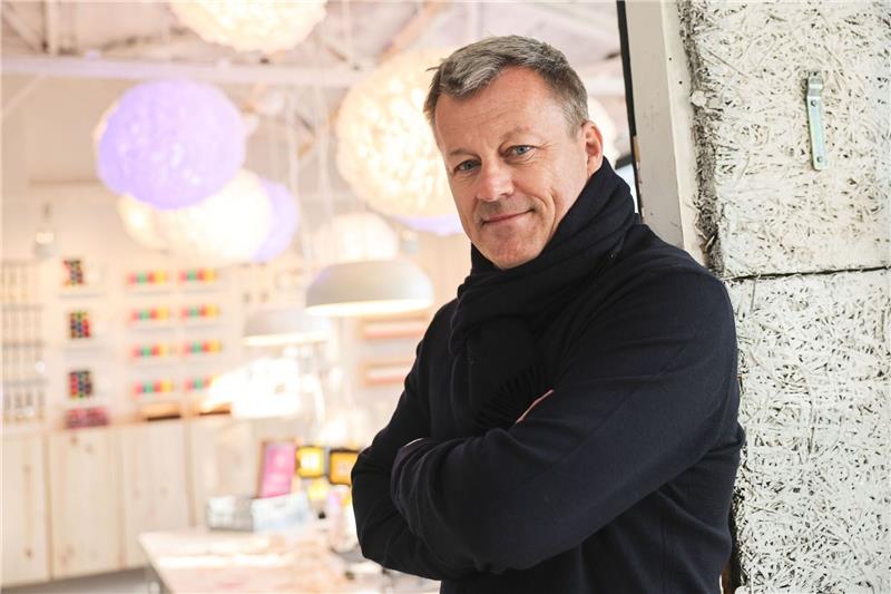 Ikea will Preise senken und „Menschen in Geschäfte locken” Ikea-Chef Jesper Brodin spricht über Preissenkungen beim schwedischen Möbelhaus.