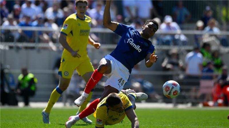 Ikem Ugoh von Holstein Kiel (M) wird von Braunschweigs Andi Hoti gestoppt. 