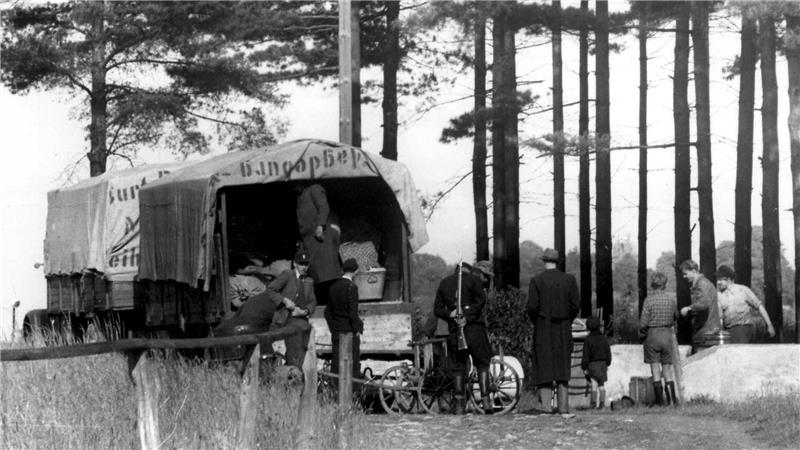 Ikonisches Bild: Der Bad Harzburger Fotograf Ahrens war einer der wenigen, dem 1952 Aufnahmen von der „Aktion Ungeziefer“ gelangen. Das Foto zeigt eine Zwangsumsiedlung bei Stapelburg.