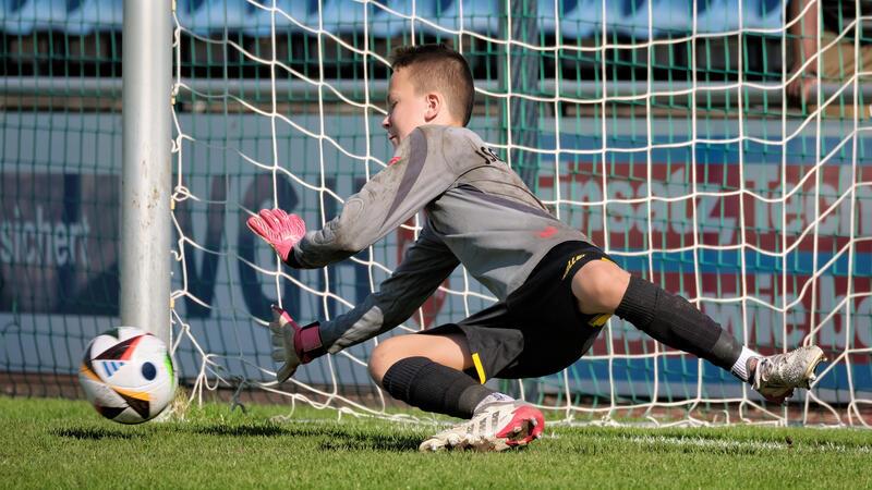 JSG Seesen wieder in der Erfolgsspur Ilay Noel Abel, Torwart der Goslarer C-Junioren, muss auch im Kellerduell der Landesliga gegen den SSV Vorsfelde sieben Mal hinter sich fassen.
