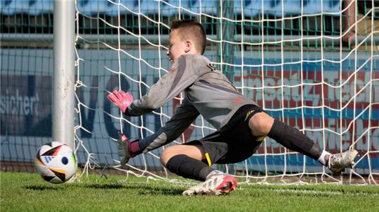 Ilay Noel Abel, Torwart der Goslarer C-Junioren, muss auch im Kellerduell der Landesliga gegen den SSV Vorsfelde sieben Mal hinter sich fassen.