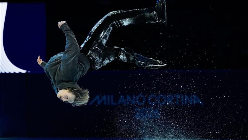 Ilia Malinin aus den USA macht bei einer Schaulauf-Gala bei den Olympischen Winterspielen Mailand Cortina 2026 einen Rückwärtssalto.