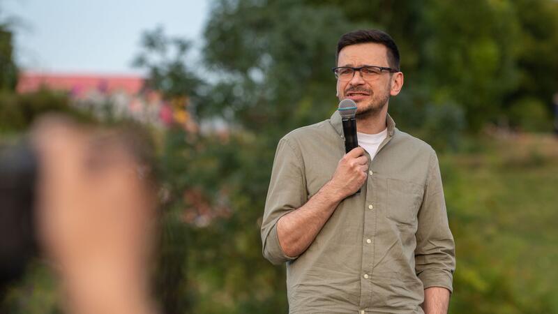 Ilja Jaschin: „Ich weiß, wie russische Agenten aussehen“ Ilja Jaschin bei einer Veranstaltung im Berliner Mauerpark kurz nach seiner Freilassung. Dort betonte er seine Solidarität mit der Ukraine. (Archivbild)