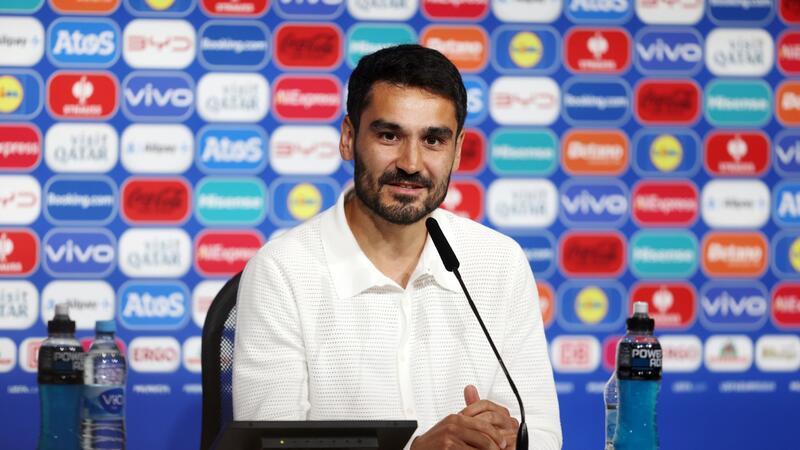 Gündogans Appell an Fans: „Helft uns bitte“ Ilkay Gündogan bei der Pressekonferenz vor dem EM-Auftakt gegen Schottland.