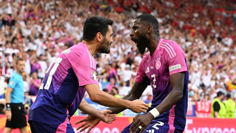 Ilkay Gündogan (l) und Antonio Rüdiger feiern den Sieg gegen die Ungarn.