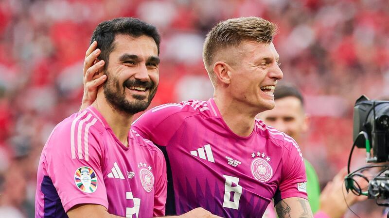 Der beste Bessermacher: EM als Gündogans Bonusgeschichte Ilkay Gündogan (l) und Toni Kroos jubeln nach dem Abpfiff.