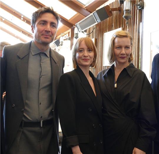 Ilker Çatak (l-r), Leonie Benesch und Sandra Hüller nehmen am Empfang von German Films in Los Angeles teil.