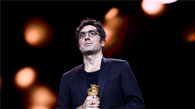 Ilker Çatak mit seinem Goldenen Bären.
