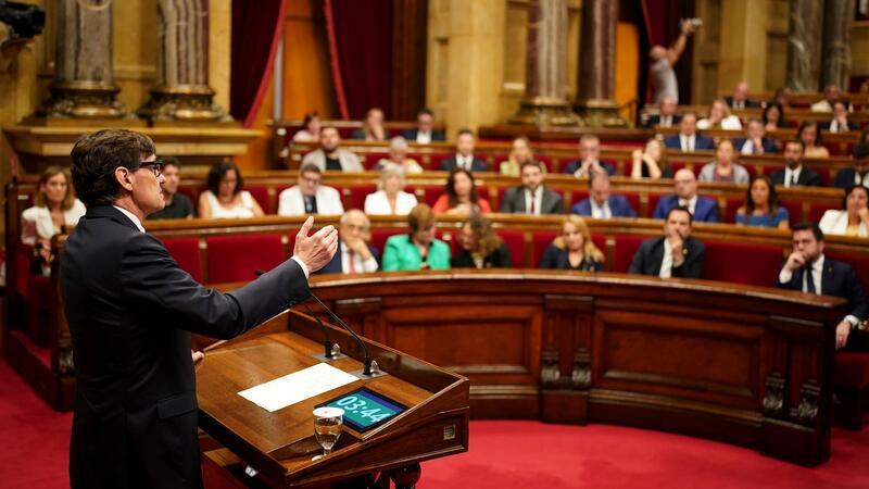 Abspaltungsgegner Illa neuer katalanischer Regierungschef Illa ist der erste pro-spanische Poltiker seit Jahren an der Spitze der Regionalregierung in Barcelona.