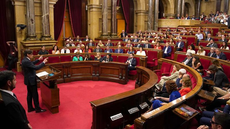 Abspaltungsgegner Illa neuer katalanischer Regierungschef Illa wurde auch mit den Stimmen der linken moderat-separatistischen Partei ERC zum neuen Ministerpräsidenten Kataloniens gewählt.