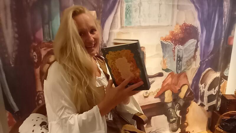 Fantasy-Lesung im Goslarer Mönchehaus lockt 70 Drachen-Fans an Illustratorin Tanja Ulrich.