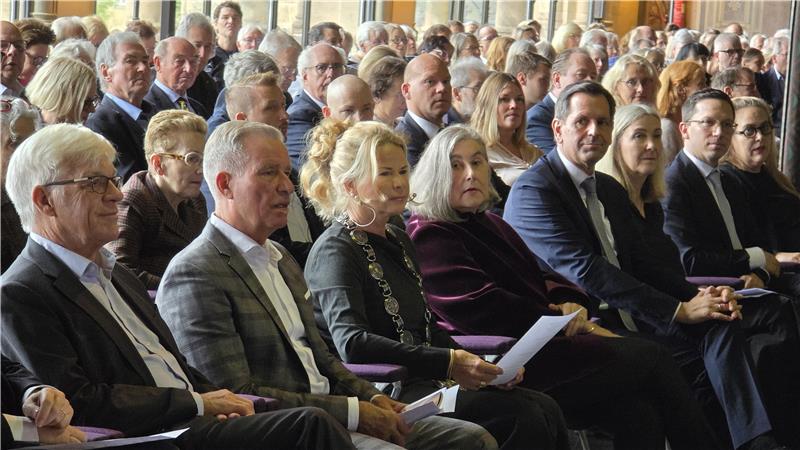 Illustre erste Reihe in der Pfalz (v.li.): Kaiserring-Juror Dr. Friedmann Malsch, Wolfgang und Urte Schwerdtner, Katharina Fritsch, Ministerpräsident Olaf Lies, Juryvorsitzende Dr. Marion Ackermann, Falko Mohrs, niedersächsischer Minister für Wissenschaft und Kultur, sowie Kaiserring-Jurorin Prof. Susanne Pfeffer.