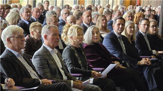 Illustre erste Reihe in der Pfalz (v.li.): Kaiserring-Juror Dr. Friedmann Malsch, Wolfgang und Urte Schwerdtner, Katharina Fritsch, Ministerpräsident Olaf Lies, Juryvorsitzende Dr. Marion Ackermann, Falko Mohrs, niedersächsischer Minister für Wissenschaft und Kultur, sowie Kaiserring-Jurorin Prof. Susanne Pfeffer.