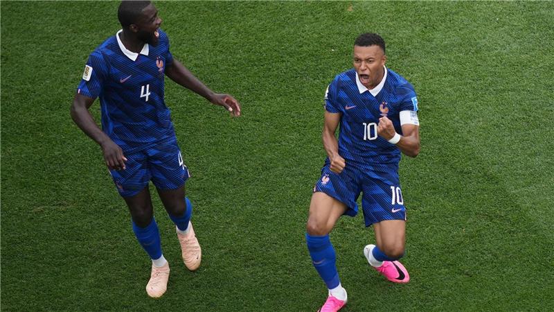 Im 100. Länderspiel: Kylian Mbappé feiert sein Führungstor mit Bayern-Profi Dayot Upamecano. 