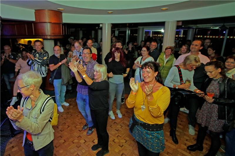 Honky-Tonk-Festival füllt die Goslarer Kneipen Im „Achtermann“ ist die Stimmung bereits zum Beginn des Honky-Tonk-Festivals richtig gut. Foto: Epping