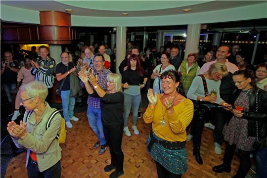 Im „Achtermann“ ist die Stimmung bereits zum Beginn des Honky-Tonk-Festivals richtig gut. Foto: Epping