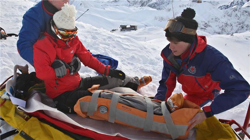 Im Akia - einer Art Rettungsschlitten - werden Verletzte bei Pistenunfällen von der Bergwacht abgeholt. (Archivbild) 