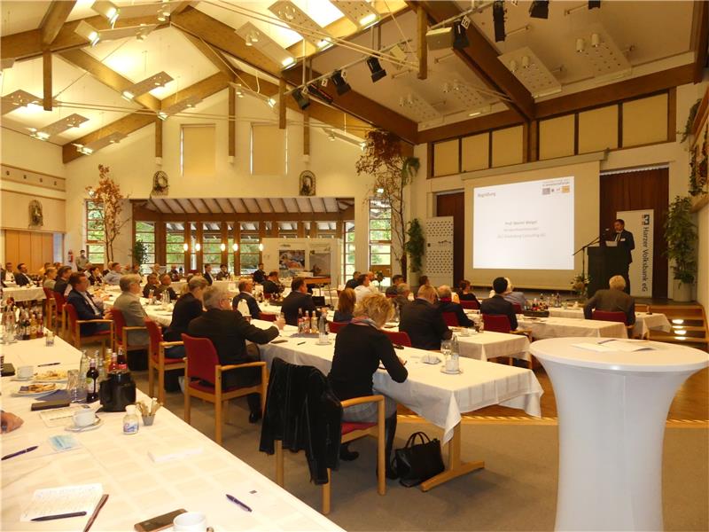 Tourismus im Harz ist "beispiellose Wachstumsgeschichte" Im Altenauer Kurgastzentrum lauschen die Teilnehmer des Investorenforums der Begrüßung von Prof. Martin Weigel. Fotos: Römhild
