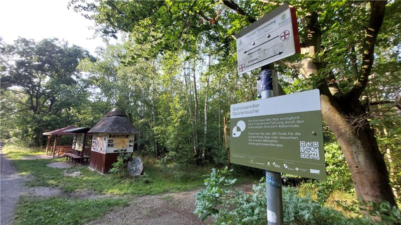 App ermöglicht interaktive Tour in Zeit der deutschen Teilung Im Altfeld findet sich das Schild, an dem Wanderer den QR-Code für das virtuelle Erlebnis mit dem Smartphone einscannen können. Foto: Heimatverein