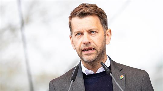 Im Amt bestätigt: Dennis Weilmann hat bei der OB-Wahl in Wolfsburg die absolute Mehrheit geholt. (Archivbild)