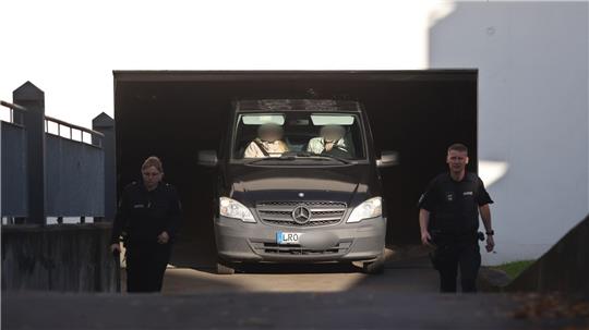 Im Amtsgericht Rostock wurde der Verdächtigen der Haftbefehl verlesen. Danach verließ ein Fahrzeug die Tiefgarage.