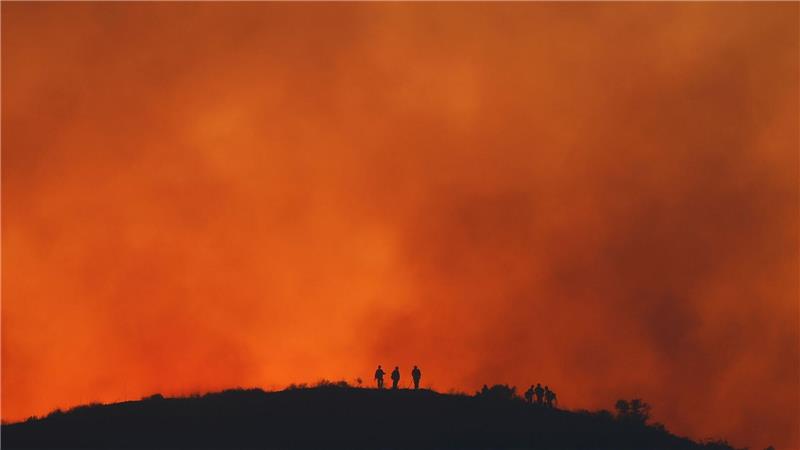 Im Angesicht der Feuersbrunst - Feuerwehrleute in Simi Valley.