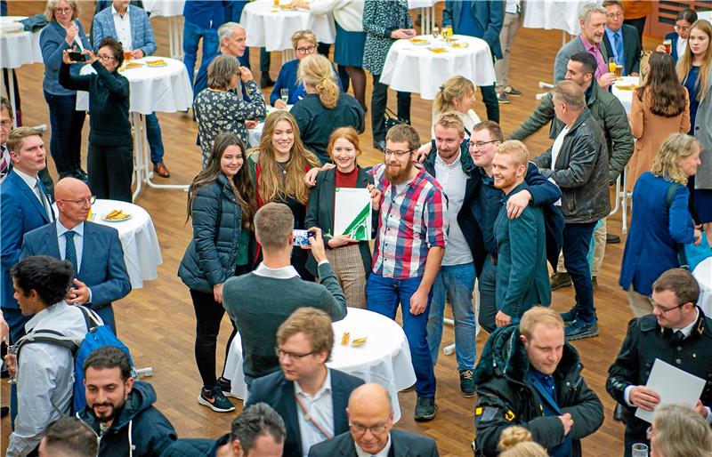 Im Anschluss an die offizielle Feierstunde ist beim Sektempfang Zeit für Erinnerungsfotos. Foto: Dell’Aquila/TU Clausthal