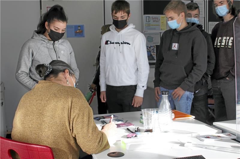 Im Anschluss gibt es Autogramme. Foto: Fricke