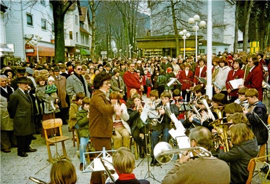 Im April 1979 spielt ein Jugendorchester in der Fußgängerzone. Entdeckt sich vielleicht jemand wieder? Fotos: Ahrens-Archiv