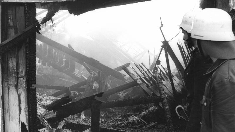 Im April 1980 brennt der Stuten-Stall im Gestüt. Die Feuerwehr Bündheim-Schlewecke kann das Feuer löschen, doch zehn Stuten sterben.