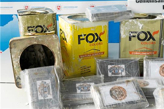 Im April des vergangenen Jahres hat das Landeskriminalamt in Hannover Teile des Kokainfundes der Öffentlichkeit präsentiert. Die Drogenpäckchen waren in Blechdosen mit Spachtelmasse versteckt. Archivfoto: LKA