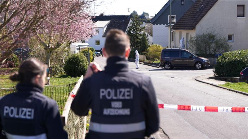 Gesuchter Dreifachmörder im Westerwald ist tot Im April wurde die getötete Familie im Haus entdeckt. (Archivild)