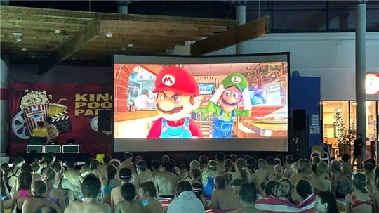 Im Aquantic wird der Film Super Mario gezeigt.