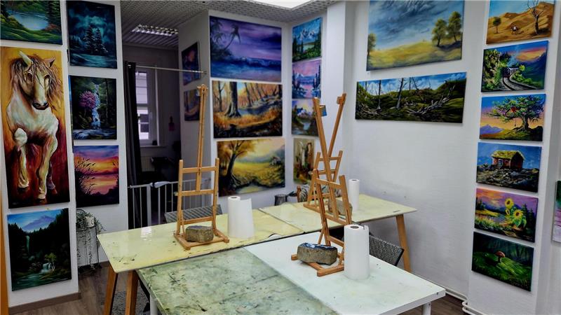 Im Atelier in der Goslarschen Straße stehen kleine Staffeleien, an denen sich die Kursteilnehmer von Axel Laslo austoben können. 