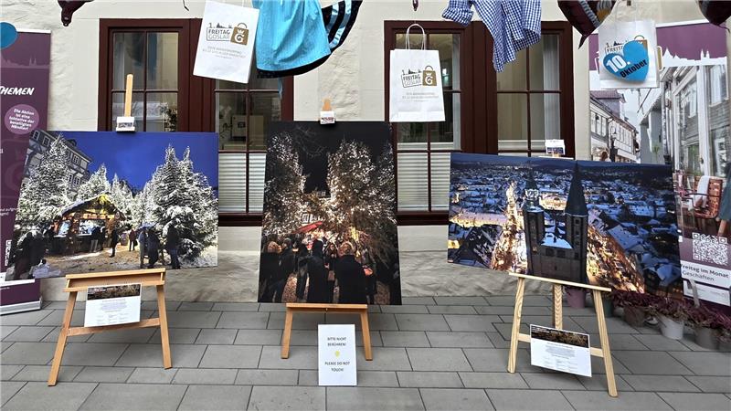 Weihnachtsmagie gibt es in Goslar schon ab Oktober Im Atrium des historischen Rathauses ist eine kleine Ausstellung mit Weihnachtsmarkt-Motiven zu sehen.