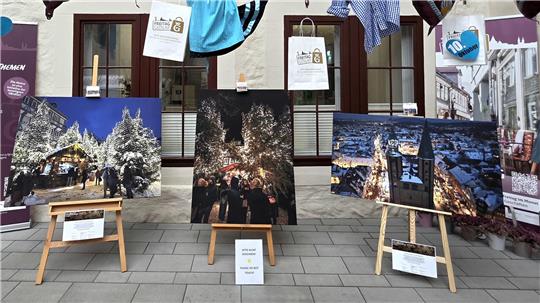 Im Atrium des historischen Rathauses ist eine kleine Ausstellung mit Weihnachtsmarkt-Motiven zu sehen.