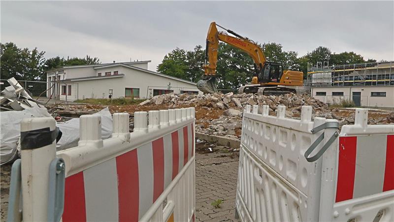 Im Auge behalten: Als der Bagger die alte Bodenplatte abreißt, vergrößert sich in der benachbarten Feuerwache ein Riss in der Wand.