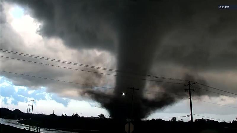 Im Auge des Sturms: Ein Tornado fegt über einen Highway im US-Bundesstaat Oklahoma.