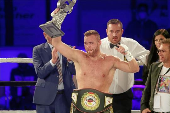Im August 2020 holt sich Tommy Punch in Braunlage die deutsche Meisterschaft im Cruisergewicht durch einen Sieg gegen den Ungarn Zoltan Sera in der dritten Runde durch technischen k.o. Foto: Bein