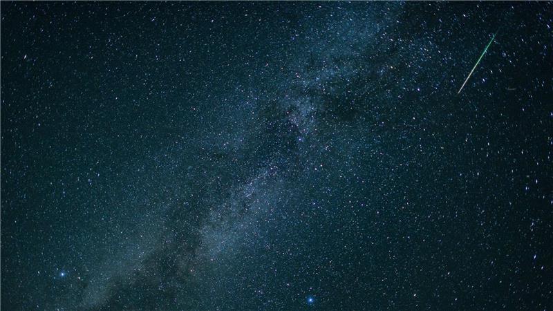 Im August gibt es viele Sternschnuppen zu sehen - die meisten üblicherweise in der Nacht vom 12. auf den 13. August. (Archivbild)