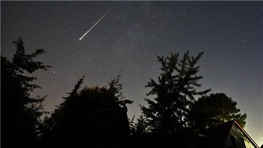Im August gibt es viele Sternschnuppen zu sehen - die meisten in der Nacht auf Mittwoch. (Archivbild)