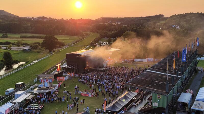 Im August hat das Yellow-Jockey-Open-Air an der Bad Harzburger Rennbahn Premiere gefeiert. An drei Konzerttagen kamen insgesamt mehr als 9000 Gäste.