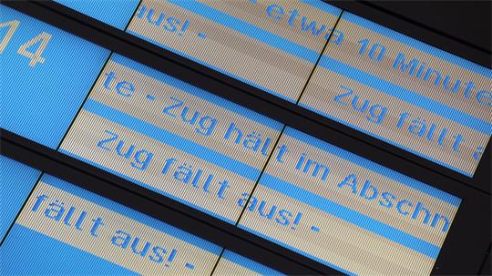 Im August müssen sich Bahnreisende in Niedersachsen für einige Strecken eine Alternative suchen. (Archivbild) 